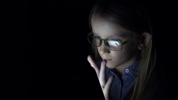 儿童游戏片 眼镜学校女孩使用笔记本电脑在夜间 黑屏4K — 图库视频影像