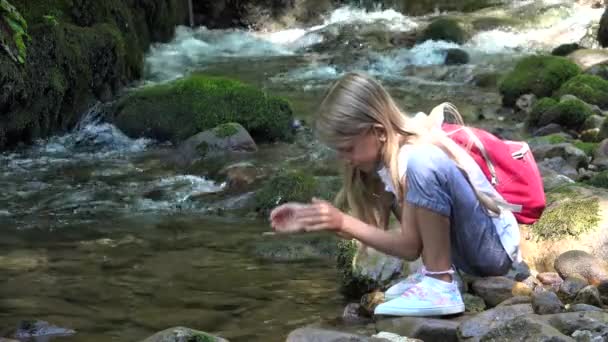 自然に子供の河川水を飲む 山でのキャンプで女の子 — ストック動画