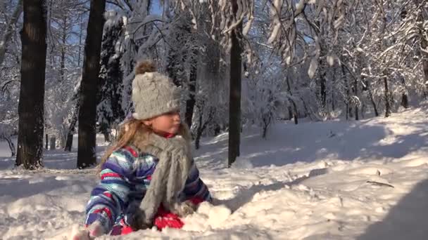 Dziecko Grając Śniegu Zimowe Zobacz Dziewczyna Dokonywanie Bałwana Parku Dzieci — Wideo stockowe