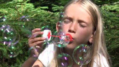 4 k çocuk balon ile açık doğada sabun köpüğü üfleme oynayan kız