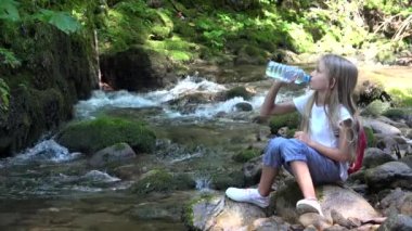 4 k çocuk içme nehir suyu, dağda, kamp, kız çocuk doğada