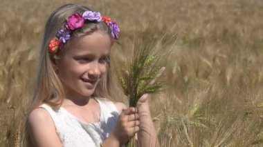 Buğday alanında, mutlu kız yüzü gülen, açık oynayan çocuk