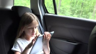 4 k çocuk oynamaya Tablet araba, trafik, Pov görünümü Smartphone kullanarak kız yüz