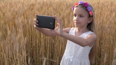 4k genç kız yapma Selfie ile Tablet, çocuk, çocuk buğday alanında oynama