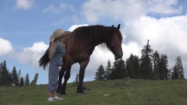 Boer Kind Zoek Een Grazende Paard Cowboy Girl Spelen Verweiding — Stockvideo