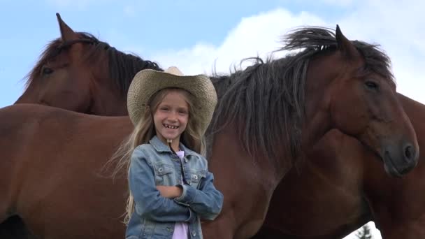 孩子与马动物在草甸 农夫牛仔女孩演奏和牧区4K — 图库视频影像