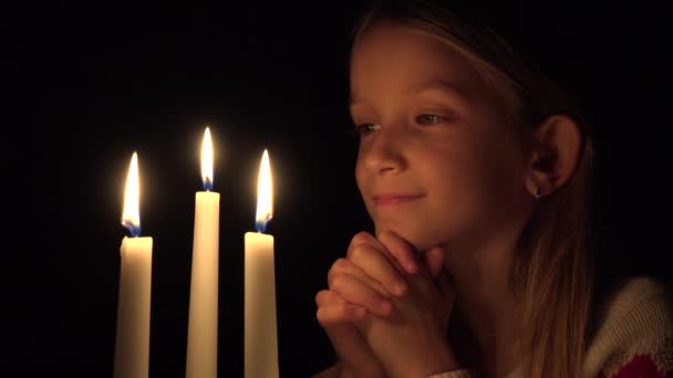 Bön Barn Med Ljus Stående Flicka Natten Happy Kid Ansikte — Stockvideo