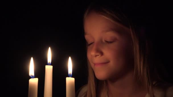 Gelukkig Kind Met Kaarsen Gebed Meisje Nacht Portret Kid Gezicht — Stockvideo