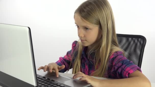 Kind Spielt Laptop Mädchen Lernt Porträtkind Lernt Für Die Schule — Stockvideo