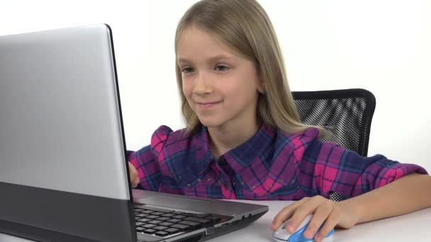 Dítě Hraje Notebooku Dívka Studovat Portrét Kid Learning Pro Školy — Stock video