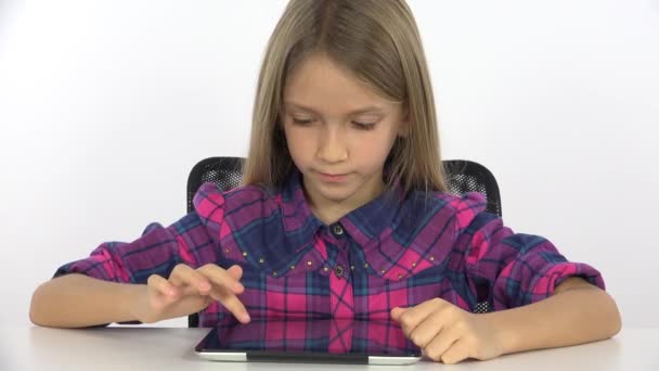 Dziecko Dziewczyna Gry Tablet Komputer Surfing Internet Małe Dziecko Office — Wideo stockowe