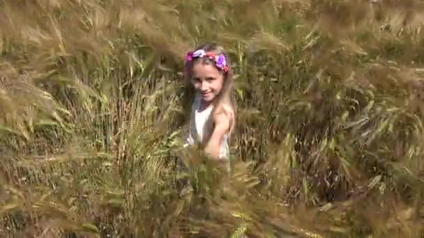 Portret Dziewczyna Gra Polu Pszenicy Szczęśliwe Dziecko Twarz Uśmiechający Się — Wideo stockowe