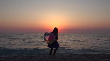 4 k kız top at Sunset Beach, gündoğumu, çocuk siluet sahil üzerinde oynamak
