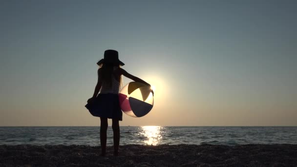 在海边的日落海滩上的儿童剪影 女孩看海浪 — 图库视频影像