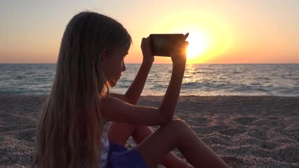 Tabletă Joc Pentru Copii Plajă Apus Soare Fată Care Utilizează — Videoclip de stoc
