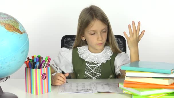 4 k iskolai olvasó lány, a tanuló gyermek írásban, a Hivatal Kilátás és a tanulás a gyerek