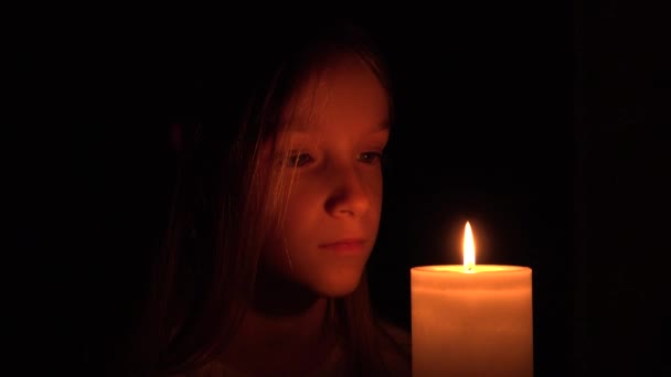 Niño Feliz Soplando Vela Chica Noche Retrato Niño Cara Oscuridad — Vídeo de stock