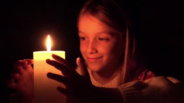 快乐的孩子用蜡烛 微笑祈祷女孩在晚上 孩子画像 黑暗的面孔 — 图库视频影像