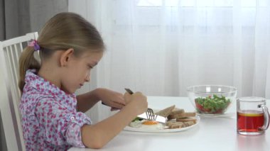 Yemek yumurta, yeşil salata, marul, kız çocuk sebze 4 k kahvaltıda yiyor.