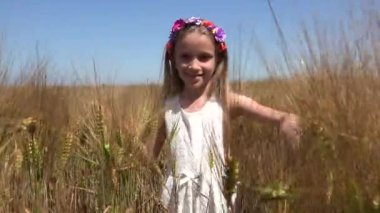 4 k genç kız çocuk Pov çocuklar, tahıllar içinde oynarken buğday alanında yürüyüş