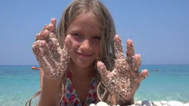 plajda, çocuk yüz Seashore kameraya gülümseyen iskambil 4 k kız portre