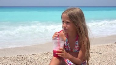 Plajda, susuz kız yüz görünümü Seashore 4 k üzerinde suyu içme çocuk portre