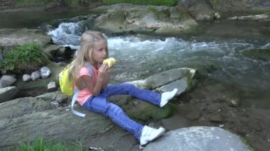 Nehir, dağ görünümü, kamp kız çocuk yeme elma yiyor taze meyve 4k