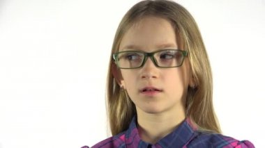 Dar görüşlü çocuk yeni gözlük, gözlük küçük kız yüz, portre 4 k test