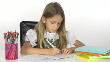 4 k öğrenci çocuk okuma, okulda, kız ofiste, iç eğitim yazma