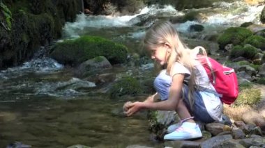 4 k çocuk çamaşır eller dağ nehir, kampta Brook içinde açık oynayan kız