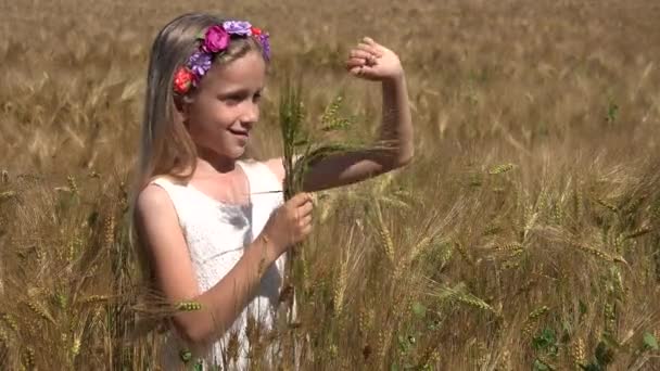 Menina Retrato Que Joga Campo Trigo Cara Nova Feliz Criança — Vídeo de Stock