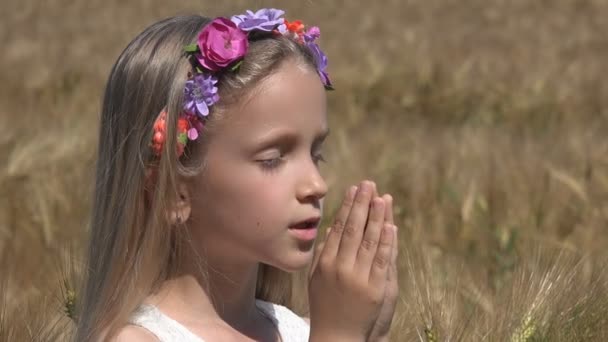 Dívku modlící se k dešti v pšeničné pole, zamyšlený modlitba dítěte meditovat, příroda