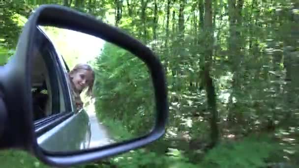 Meisje Auto Buiten Het Venster Kind Gezicht Spiegel Boszicht Spelen — Stockvideo