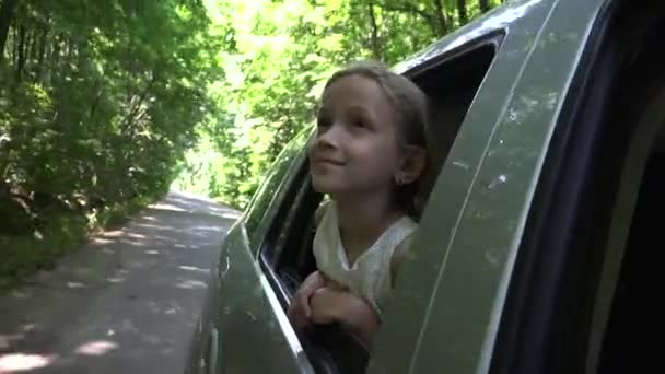 Kind Reizen Auto Rijden Staand Meisje Spelen Auto Venster Kid — Stockvideo