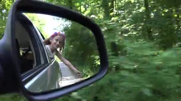 Portre Genç Kız Arabada Pencere Dışında Oynamak Görüntülemek Çocuk Aynaya — Stok video