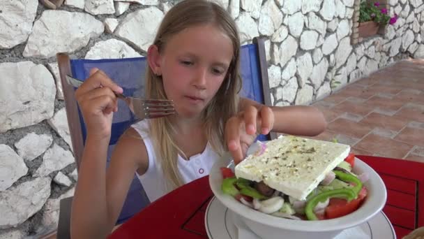 Menina Comendo Salada Restaurante Criança Come Legumes Taverna Terraço — Vídeo de Stock