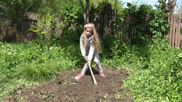 Farmer Child Digging Havearbejde Yard Pige Der Arbejder Inden Landbrug – Stock-video
