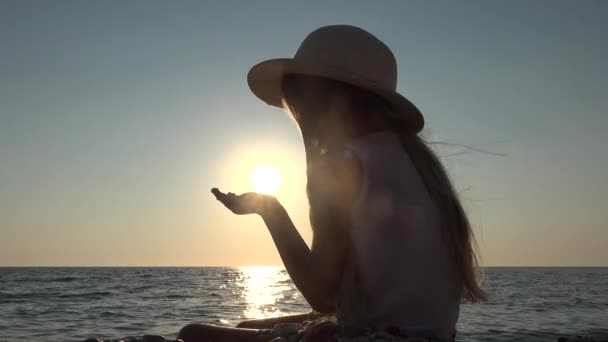 Flicka Siluett Spela Stranden Solnedgången Barnporträtt Havsstranden — Stockvideo