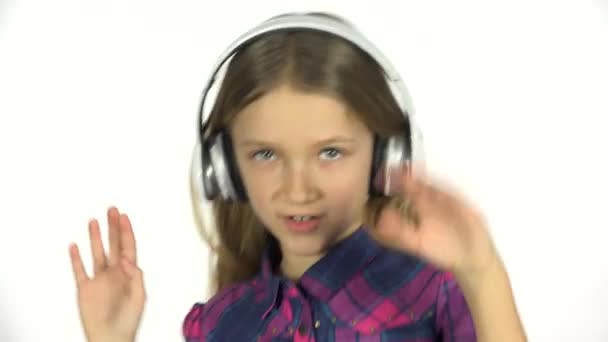 Παιδί Χορός Ακούγοντας Μουσική Στα Ακουστικά Κορίτσι Ακουστικά Λευκή Οθόνη — Αρχείο Βίντεο