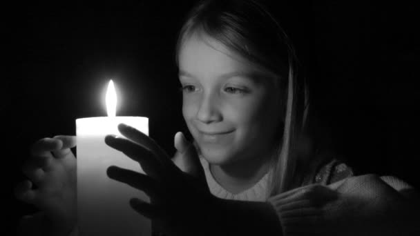 Niño Feliz Con Vela Chica Oración Noche Cara Retrato Niño — Vídeos de Stock