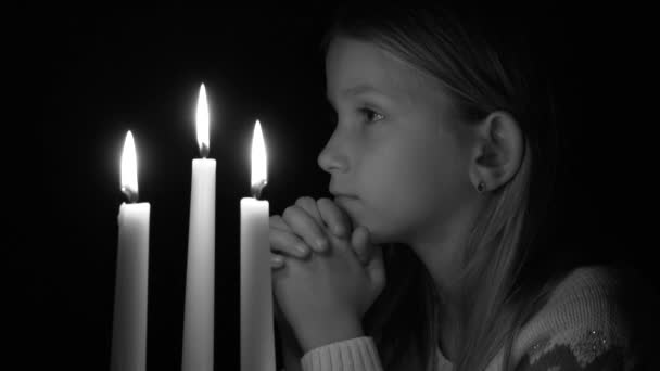 Συλλογισμένος Λυπημένο Παιδί Πρόσωπο Λέγοντας Προσευχή Κεριών Αναστατωμένος Πρόσωπο Κορίτσι — Αρχείο Βίντεο