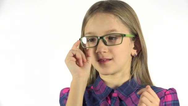 Шорти Дітей Тестування Нових Окулярів Окуляри Маленька Дівчинка Обличчя Портрет — стокове відео