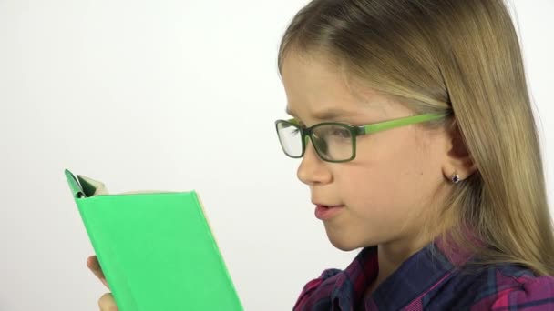 Kind Liest Ein Buch Brille Porträt Studentin Mädchen Lernen Weißer — Stockvideo