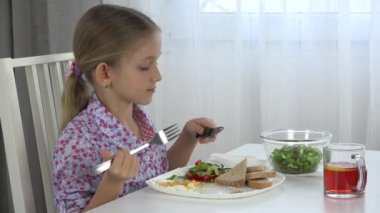 Yemek yumurta, yeşil salata, marul, kız çocuk sebze 4 k kahvaltıda yiyor.