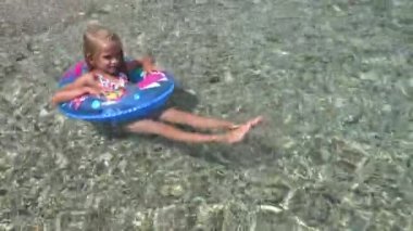 Kumsalda, çocuk, portresi oynayan 4 k genç kız yüzme deniz yıkanan çocuk