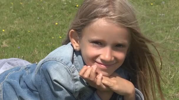 Kind Portret Buiten Park Glimlachend Meisje Gezicht Kijken Camera Weide — Stockvideo