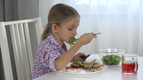 グリーン サラダ レタス 女の子を食べる子は の朝食で野菜を食べる — ストック動画