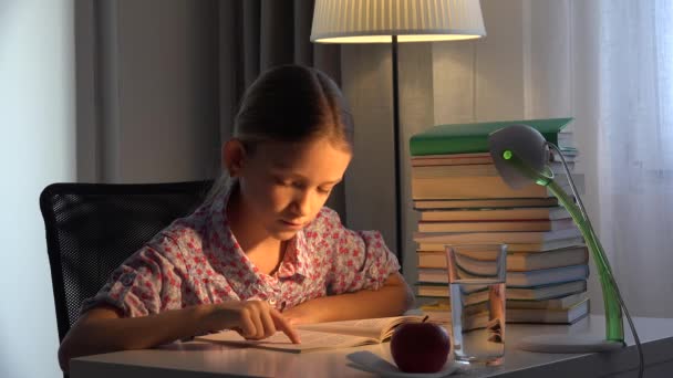 Libro Bambini Ragazza Che Studia Alla Lampada Scrivania Imparare Bambini — Video Stock