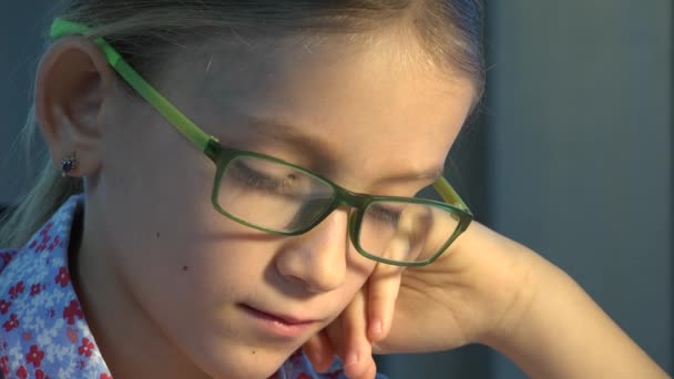 Brille Kinderporträt Lesebuch Mädchen Lernen Schreibtischlampe Lernen — Stockvideo