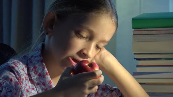 Criança Lendo Lâmpada Mesa Noite Aprender Menina Comendo Maçã Estudando — Vídeo de Stock